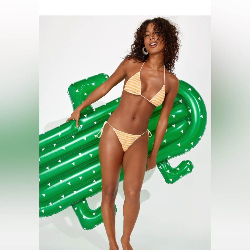 Flor Beige and Orange Striped Crochet
Bikini set